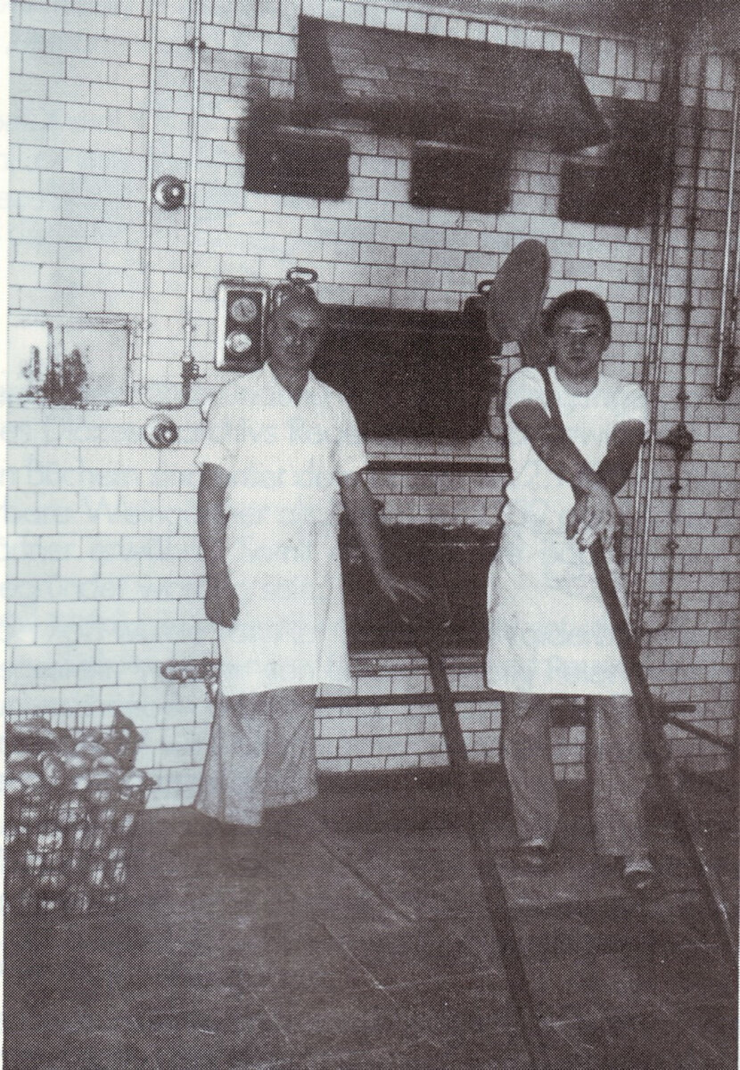 Johann Weingärtner mit Vater August Weingärtner um 1979 vor dem Holzofen